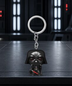 Porte-clés officiel Dark Vador complet, sabre rouge, chaîne et anneau sur une console impériale illustrative