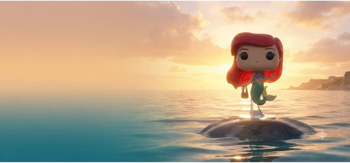 Funko Pop Ariel #563 de Disney sur un rocher au milieu de la mer au coucher du soleil, dans une ambiance poétique avec une large zone libre sur la gauche.