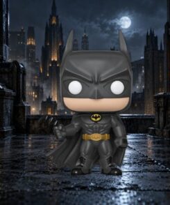 Figurine Funko Pop Batman #275 avec batarang sur un toit gothique de Gotham éclairé par la lune