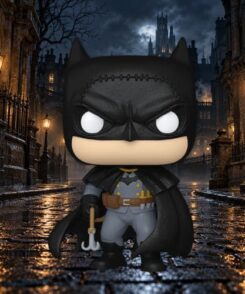 Figurine Batman Gotham by Gaslight dans une rue victorienne brumeuse