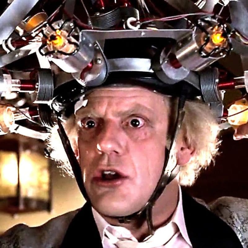 Doc Brown casque expérimental Back to the Future scène culte du film