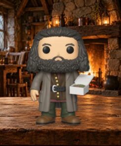Funko Pop Hagrid #78 avec son gâteau, mise en scène sur une table en bois dans une cabane chaleureuse