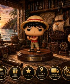 Funko Pop Luffy Netflix #1878 exposée sur un socle en bois dans un cabinet de collection inspiré de One Piece, avec maquette de navire, cartes marines et badges SWETM.