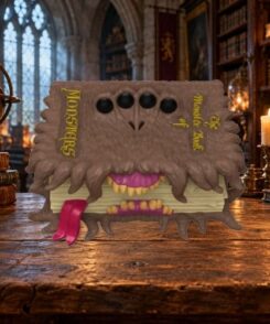 Funko Pop Monster Book #202 mise en scène sur une table dans une bibliothèque magique