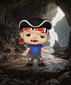 Funko Pop Sinok #1065 intégrée dans un décor inspiré de la caverne secrète des Goonies avec le navire pirate en arrière-plan.