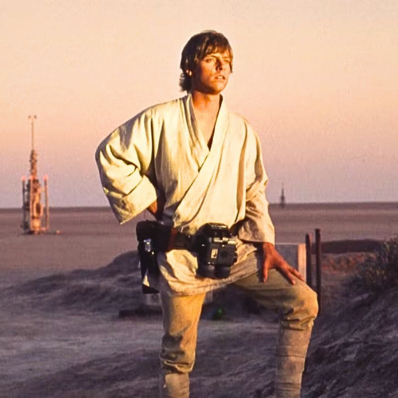 Luke Skywalker sur Tatooine dans Star Wars regardant l’horizon en tenue de jeune Jedi