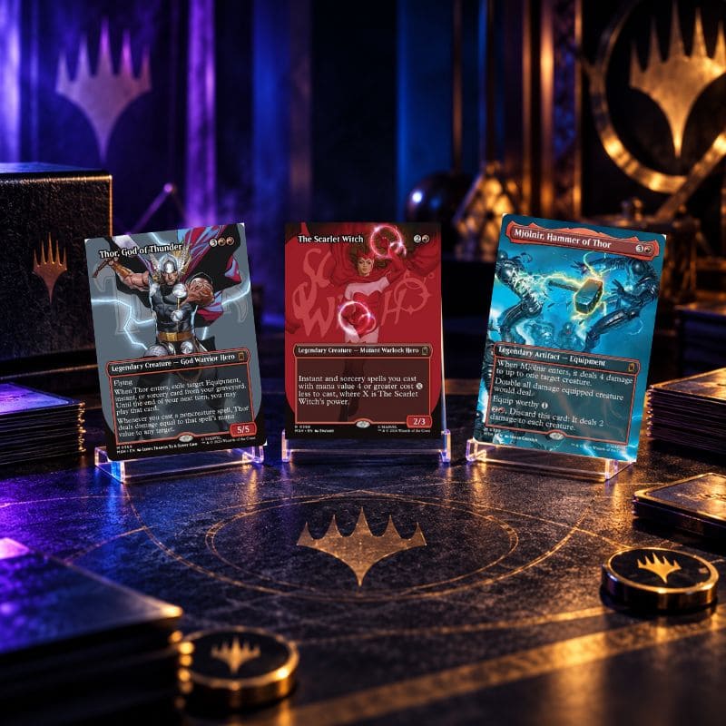 Cartes Thor, Scarlet Witch et Mjölnir de Magic: The Gathering Marvel Super Heroes présentées sur des supports de collection
