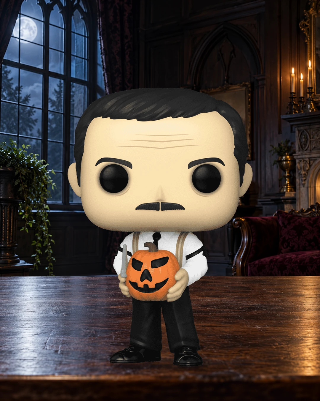Figurine Gomez Addams avec citrouille dans un salon ancien aux boiseries sombres et à la lumière froide.