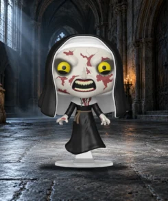 Funko Pop La Nonne n° 1710 en lévitation dans un couloir de pierre éclairé de lumière froide et de bougies.