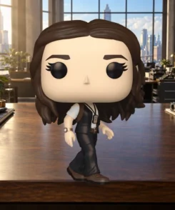Funko Pop! Lois Lane #563 sur un bureau devant une rédaction et une ville lumineuse, décor illustratif