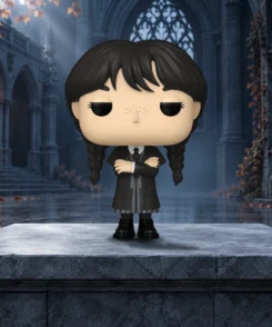 Funko Pop Mercredi Addams 1815 dans une cour gothique illustrative aux teintes bleu ardoise.