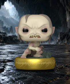Gollum et son socle-anneau photographiés dans une composition de grotte rocheuse.