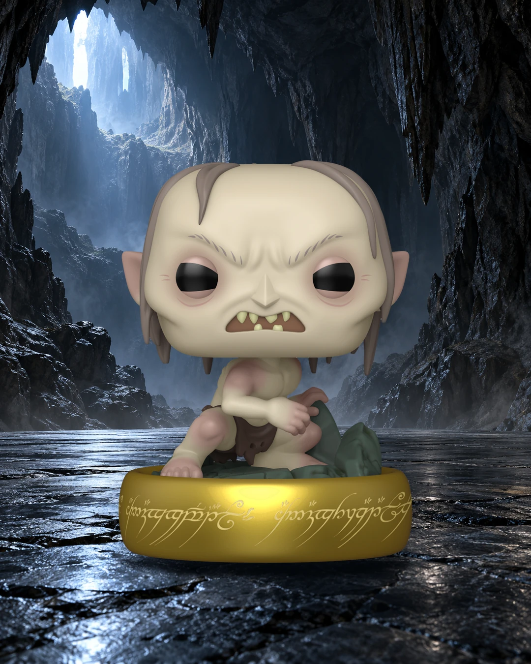 Gollum sur son véritable socle-anneau au centre d’une grotte à lumière froide, composition verticale.