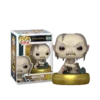 Figurine Funko Pop! Plus Gollum n° 1831 sur son socle-anneau, à côté de sa boîte officielle.