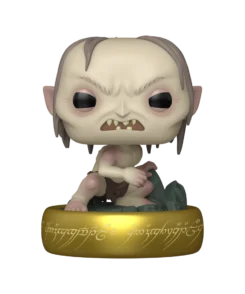 Gollum accroupi sur une base rocheuse entourée du socle doré en forme d’Anneau unique.