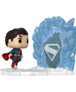 Superman en costume bleu et cape rouge devant la structure cristalline de la Forteresse de Solitude sur sa base blanche sculptée