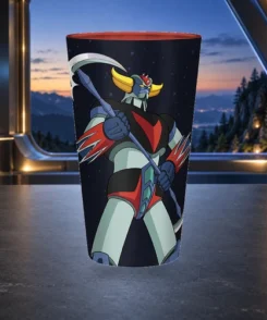 Verre Goldorak Actarus 400 ml ABYstyle, face Goldorak, posé sur une table dans un décor rétrofuturiste